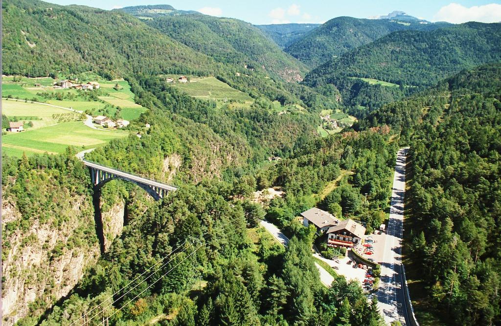 Hotel Brueckenwirt - Al Ponte Монтанья Екстер'єр фото